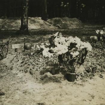 graven van Duitse militairen met bloemstukken en linten