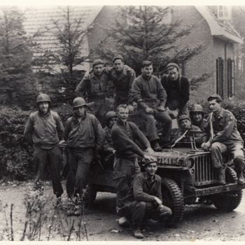 Foto van een Willy Jeep met twaalf Amerikaanse soldaten bij de ingang van Dekkerswald