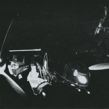 Foto van bemanningsleden die in de cockpit van een Messerschmitt Bf 110 nachtjager stappen