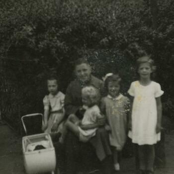 militair met vier kinderen in park; Herman Rikken