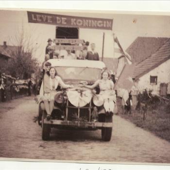 Bevrijdingsoptocht november 1945, meisjes op auto 'leve de koningin'