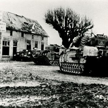 twee Churchill tanks bij "De Oude Molen" in Groesbeek