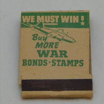 doosje lucifers met daarop de volgende tekst: We must win !, buy more war bonds-stamps