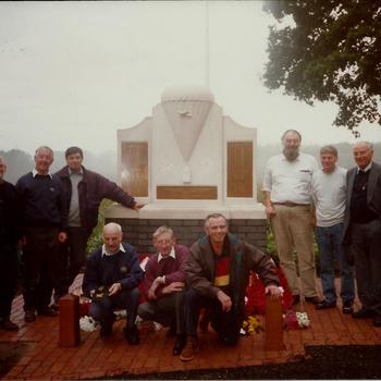 Air Despatch Memorial Monument, Oosterbeek, groep bij monument