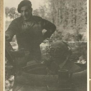 Burger in tank met militaire radioset bij bevrijding Malden, sept 1944