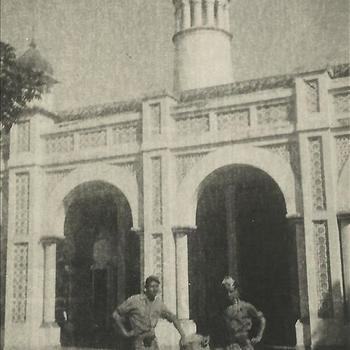 Indië; Nederlandse militair, moskee
