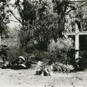 Foto van graf. Op kruis opschrift: "35 Unknown British soldiers". Tekst achterop: geen.