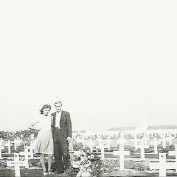 man en vrouw bij militaire erebegraafplaats vlak na de oorlog