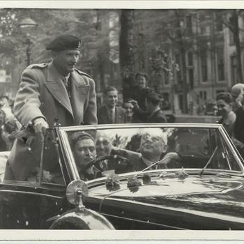 Montgomery op auto, in Nijmegen? september 1945?