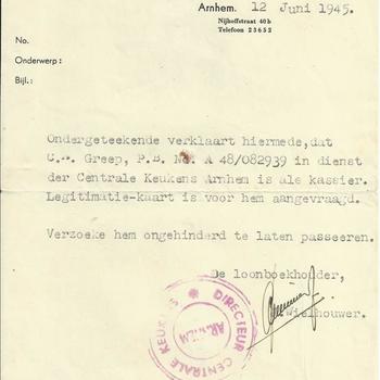 Gemeente Arnhem, Centrale Keukens, 12 juni 1945, verklaart dat C.A. Greep in dienst is der Centrale Keukens te Arnhem als kassier