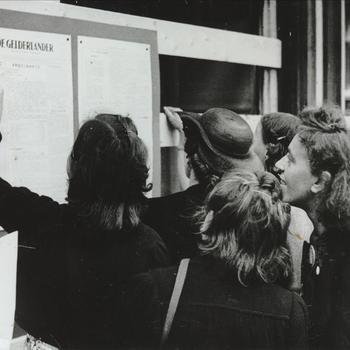 burgers lezen eerste krant van De Gelderlander na de bevrijding
