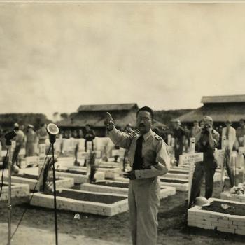 Indië na WO 2: begraafplaats, microfoon, spreker