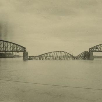 spoorbrug over de Waal, mei 1940, middenstuk in de Waal