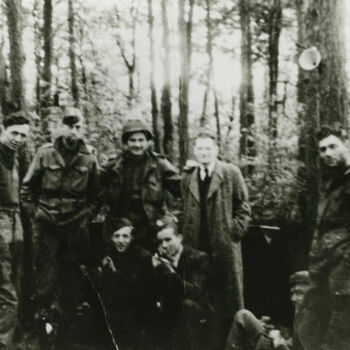 Groepsfoto  van ondergedoken Amerikaanse parachutisten van de 101ste Airborne Divisie. Tekst achterop: geen.
