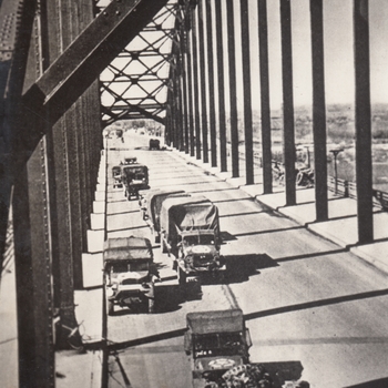 Foto van de Waalbrug bij Nijmegen met Engelse voertuigen