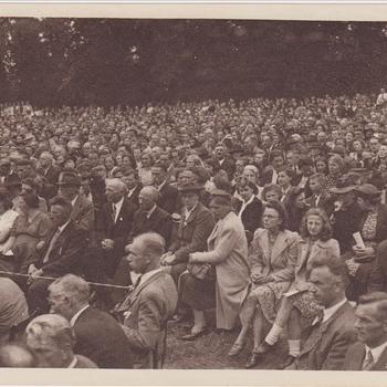 Fotodruk van de bezoekers van het toneelstuk "Van Tyrannie tot Vrijheid" in 1945 te Terborg.