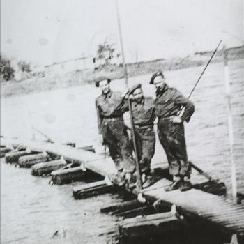 Soldaten bij rivier, Capelle mei 1945