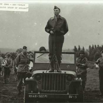 General Taylor spreekt van een motorkap zijn mannen toe, 101st Airborne, september 1944