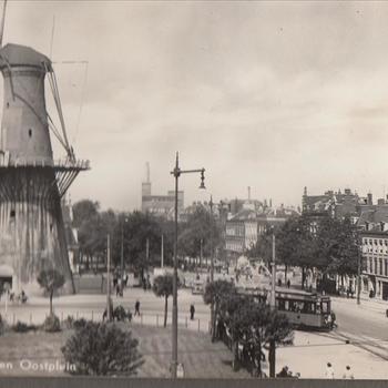 Foto (ansichtkaart) van het Oostplein te Rotterdam met de windmolen