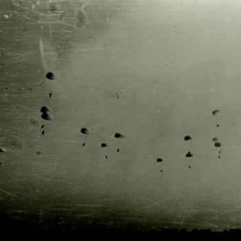 Foto van dalende parachutisten. Tekst achterop:  Duitse luchtlanding Moerdijk 10-5-1940. Foto via J. Thuring".