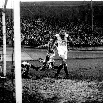 Foto van een voetbalwedstrijd DWS-Ajax 1944