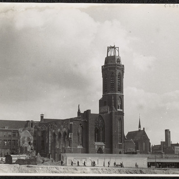 Foto: Broerstraat kerk in 1945 na het bombardement
