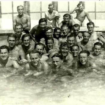 25 Nederlandse militairen in zwembad Makassar, maart 1948