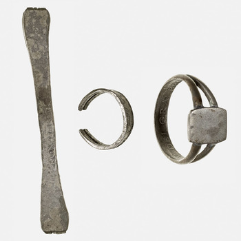ringen gemaakt van zilveren munten, waarschijnlijk Engelse munten