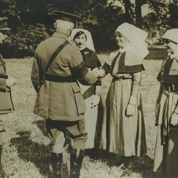 WO I; Britse officier met drie verpleegsters