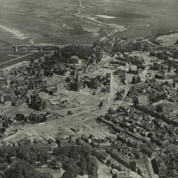 luchtfoto stadcentrum Nijmegen met Waalbrug in 1946