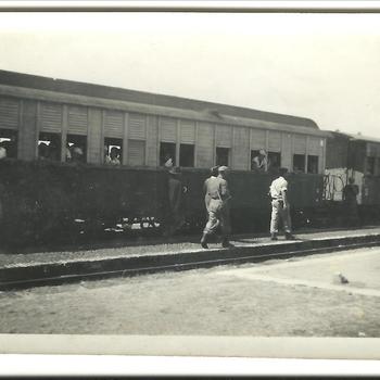 opschrift: "Trein met T.R.I.", Trein te Gombong, Nederlands Indië,