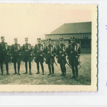 Foto van 8 Nederlandse Mareschausses op de achtergrond een gebouw (mogelijk de kazerne in Baarle Nassau)