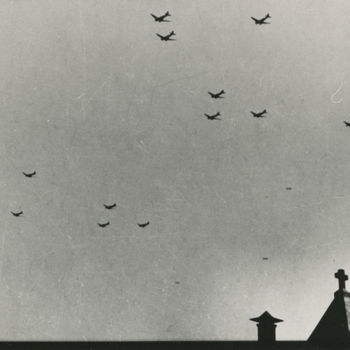 Foto van formatie C-47 Dakota's boven klooster.