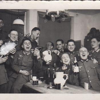Foto van 11 Duitse soldaten tijdens een feestje met kerst