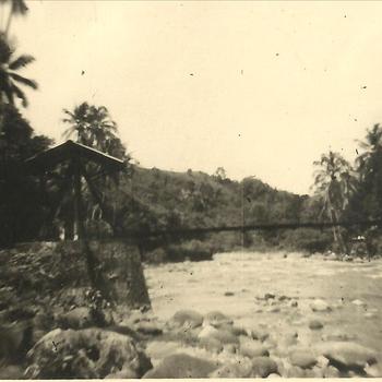Indië na WO 2 Sumatra; kali, rivier, hangbrug