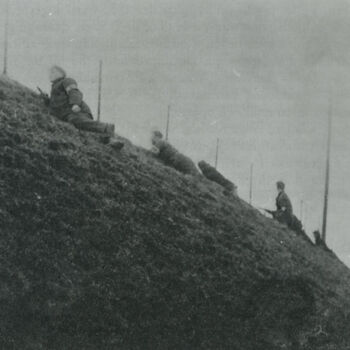 Foto van zes mannen in burgerkleren met armbanden bij dijk (NBS/Stoottroepen). Foto is genomen bij Wamel en Leeuwen, zie Bericht van de Tweede Wereldoorlog.