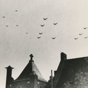 Foto van formatie C-47 Dakota's boven klooster.