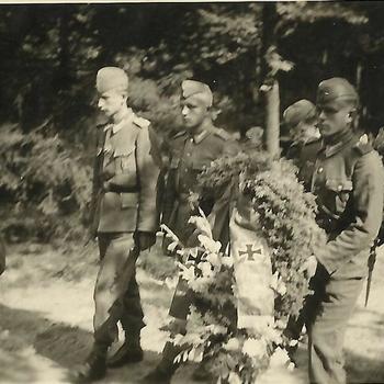 begrafenis Duitse soldaat, militairen met krans volgen in stoet