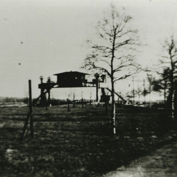 Foto van hefbrug te Heumen. Tekst achterop: "De veel omstreden brug te Heumen mei 1940. Foto via Joop Thuring".