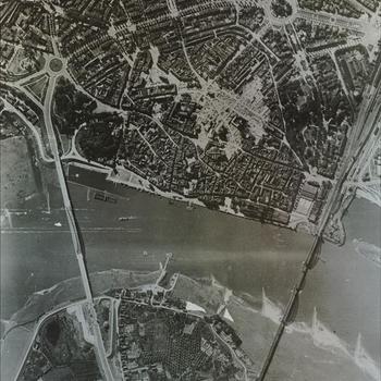 Luchtfoto Nijmegen en Waal vanuit het noorden