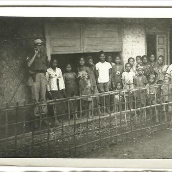 Groep Indonesiërs naast een lange KNIL soldaat, Tandjoengsari 22 juli 1947, Nederlands Indië