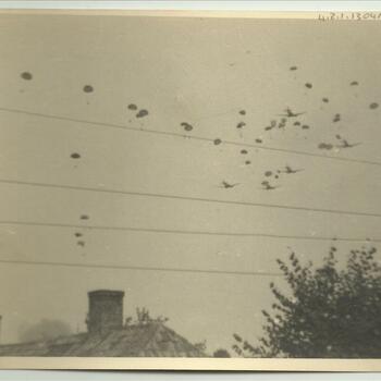 zes C-47's, Groesbeek, meerdere parachutisten, daken van huizen
