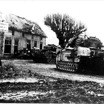 Foto van twee tanks voor hotel "de Oude Molen" aan de Molenweg te Groesbeek op het kruispunt Molenweg, Wylerbaan, Nieuwe Weg