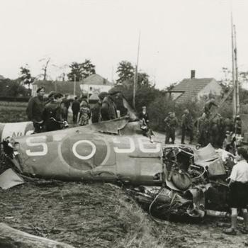 Foto van gecrashte Spitfire in Malden. Tekst achterop: "25-9-'44 Malden". SGLO T4355.
De overleden piloot McMillan ligt begraven op de militare begraafplaats in Mook.