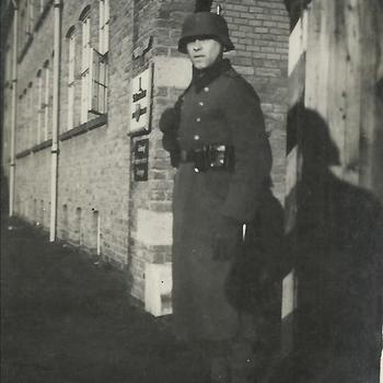 Joseph Göttner, Duitse soldaat, bewapend, helm, op wacht