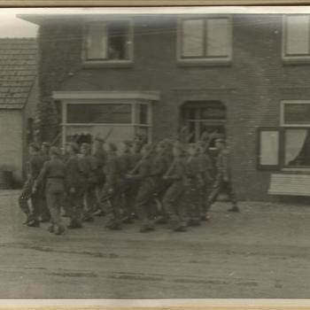 Geallieerde soldaten marcheren door Malden, september 1944