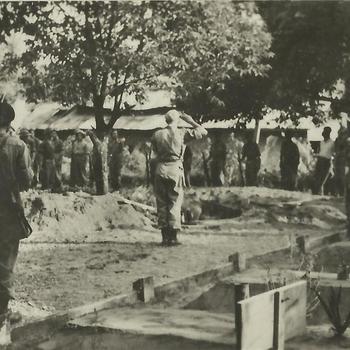 Indië na WO 2: militair, begrafenis, graf, ereveld, groet, erewacht
