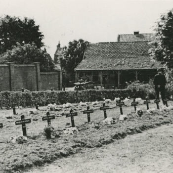 Foto Duitse begraafplaats. Tekst achterop; "Mei 1940. Duitse graven bij vliegveld Valkenburg. Foto Ir. Leinweber".