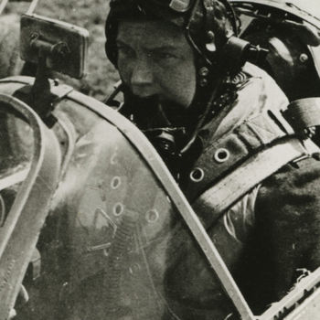 Foto jachtvlieger in cockpit Spitfire. Tekst onder: "The Battle of Britain. One of the 'few'". Tekst achterop: "Foto Spitfire pilot summer 1940. Foto: "Spitfire, the story of a famous fighter, blz. 34"