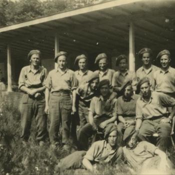 groepsfoto van 13 Britse en Canadese militairen, Dekkerswald